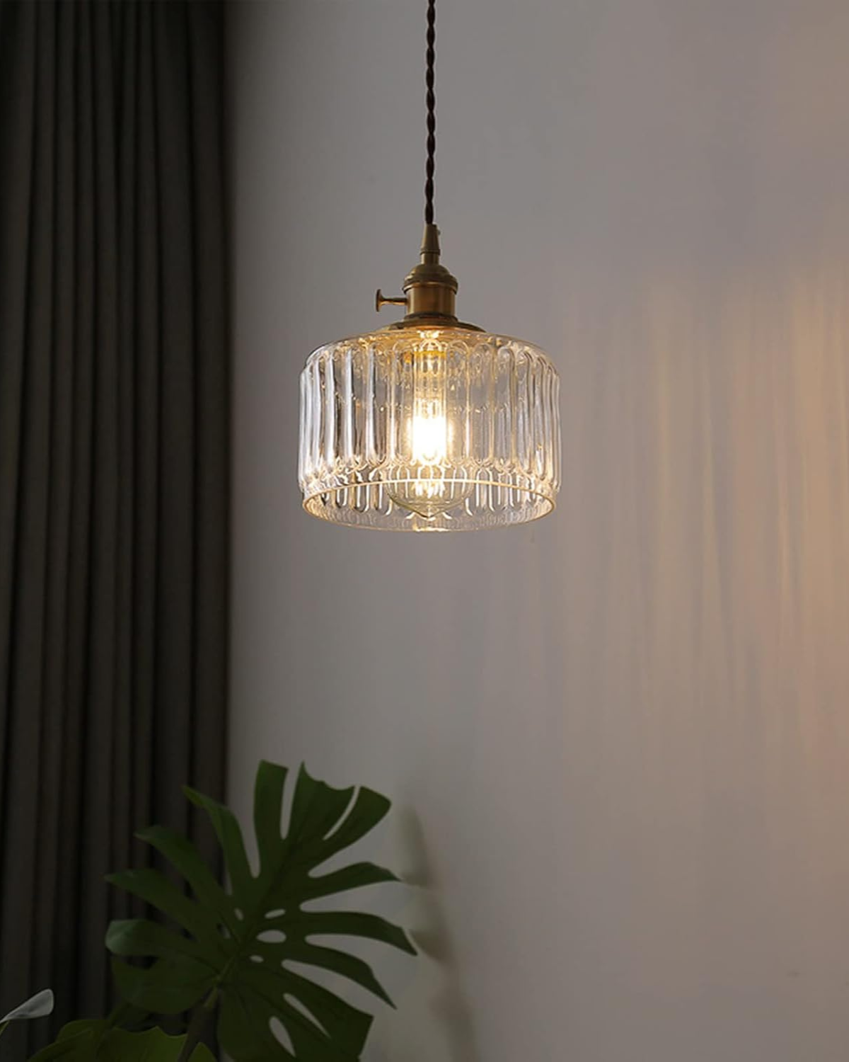 Emerald Green Glass Pendant Lamp with Brass Accents – Modern Hanging Light 19 cm 4