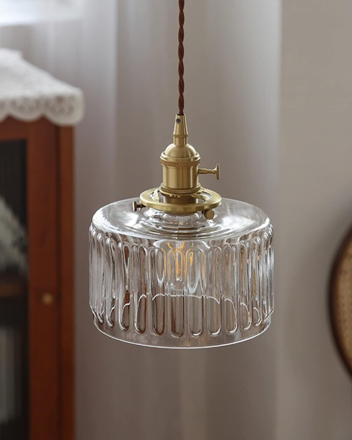 Emerald Green Glass Pendant Lamp with Brass Accents – Modern Hanging Light 19 cm 5