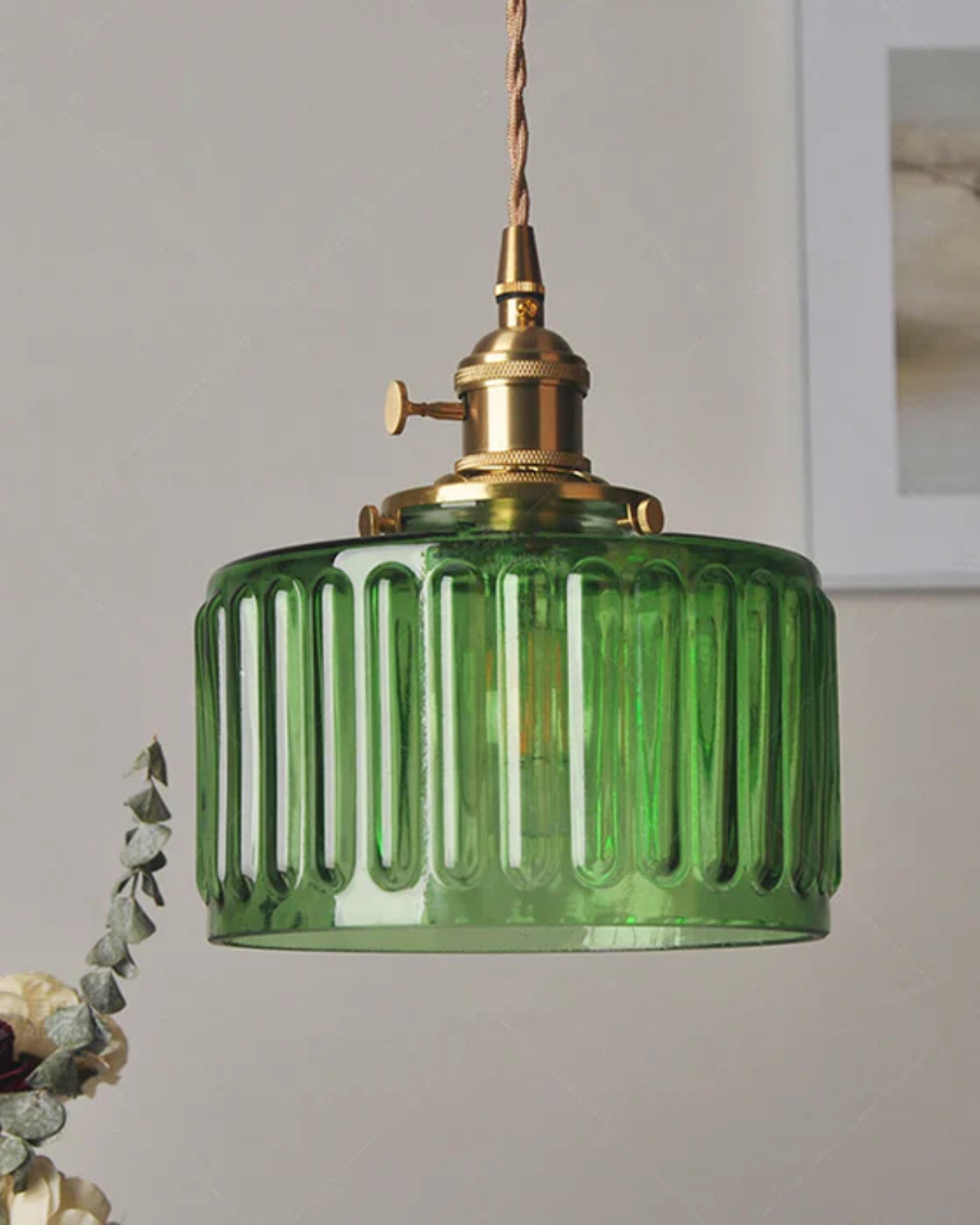 Emerald Green Glass Pendant Lamp with Brass Accents – Modern Hanging Light 19 cm 3